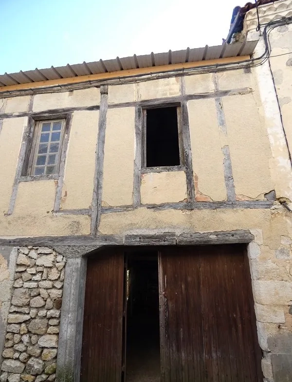 Maison à vendre à Gondrin, village avec commerces et écoles, 72 m² à rénover 