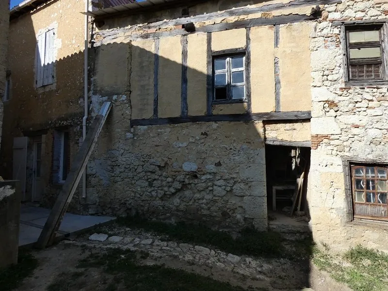 Maison à vendre à Gondrin, village avec commerces et écoles, 72 m² à rénover 