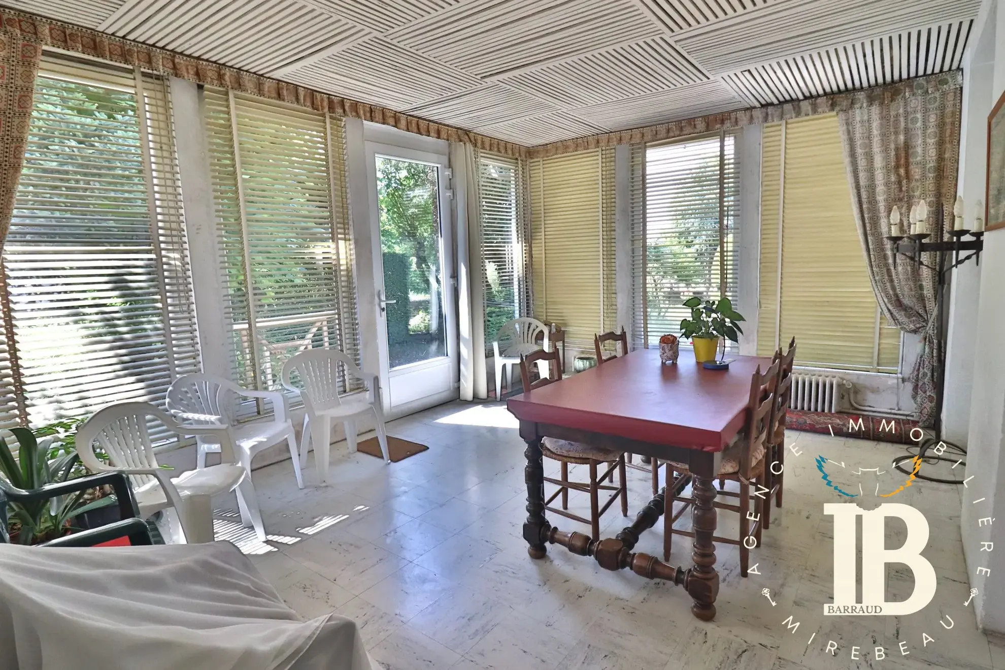 Maison 7 pièces à vendre à Mirebeau, 144 m², jardin et garage 