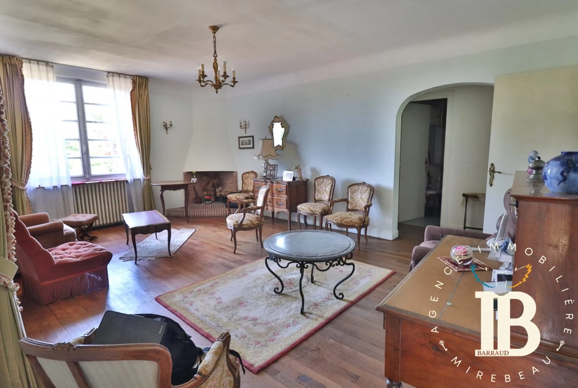 Maison 7 pièces à vendre à Mirebeau, 144 m², jardin et garage 