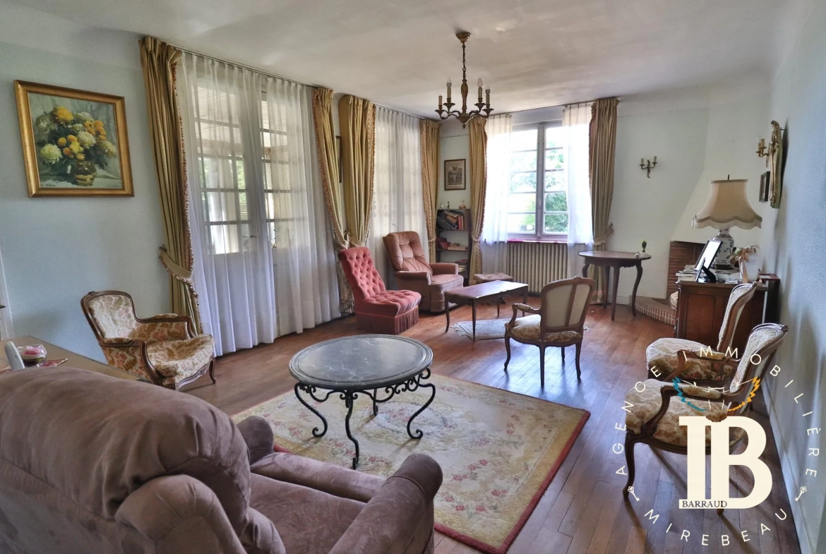 Maison 7 pièces à vendre à Mirebeau, 144 m², jardin et garage 