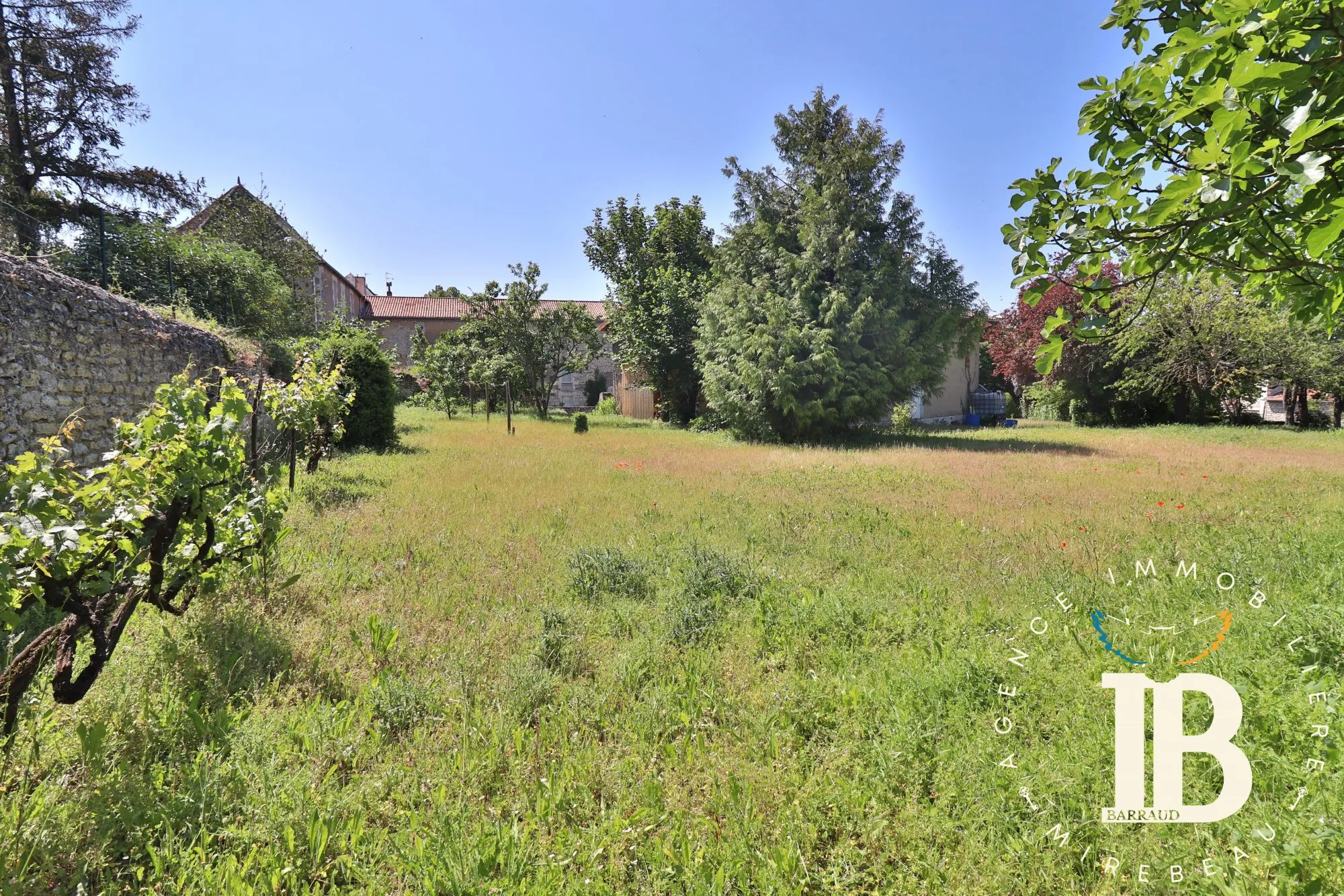 Maison 7 pièces à vendre à Mirebeau, 144 m², jardin et garage 