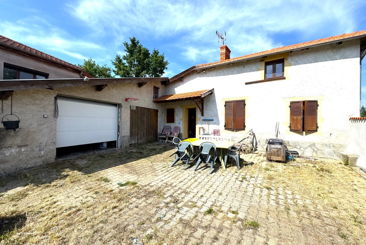 Maison à vendre à Saint-Germain-Lespinasse avec piscine et travaux à prévoir 