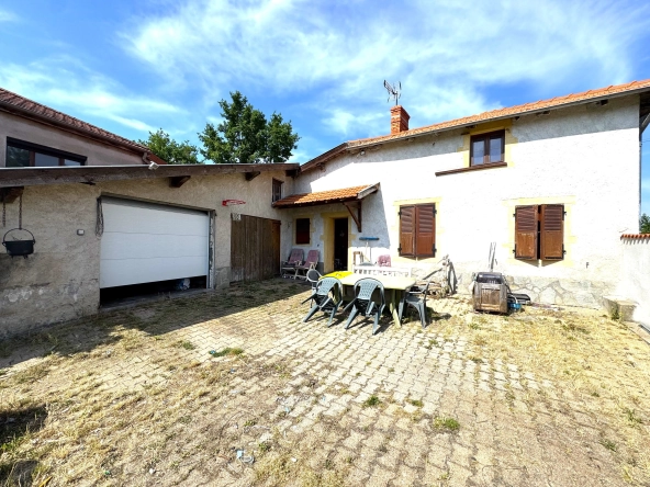 Maison à vendre à Saint-Germain-Lespinasse avec piscine et travaux à prévoir