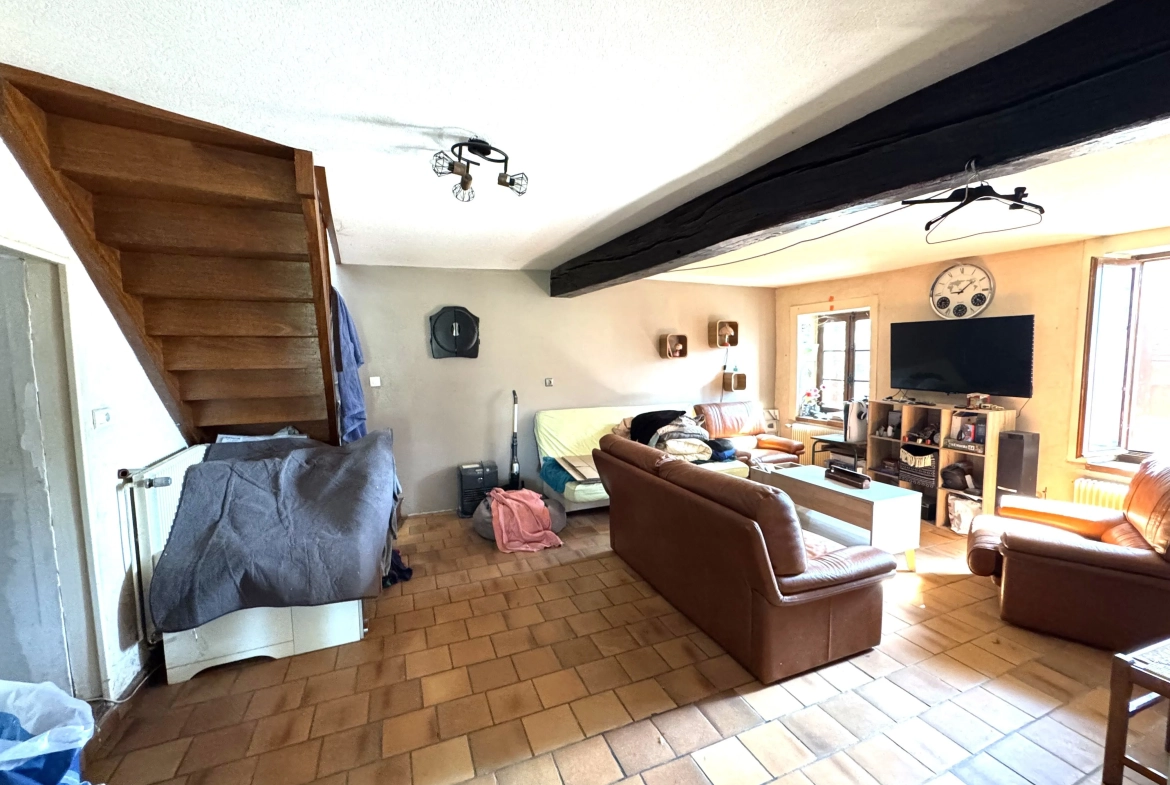 Maison à vendre à Saint-Germain-Lespinasse avec piscine et travaux à prévoir 