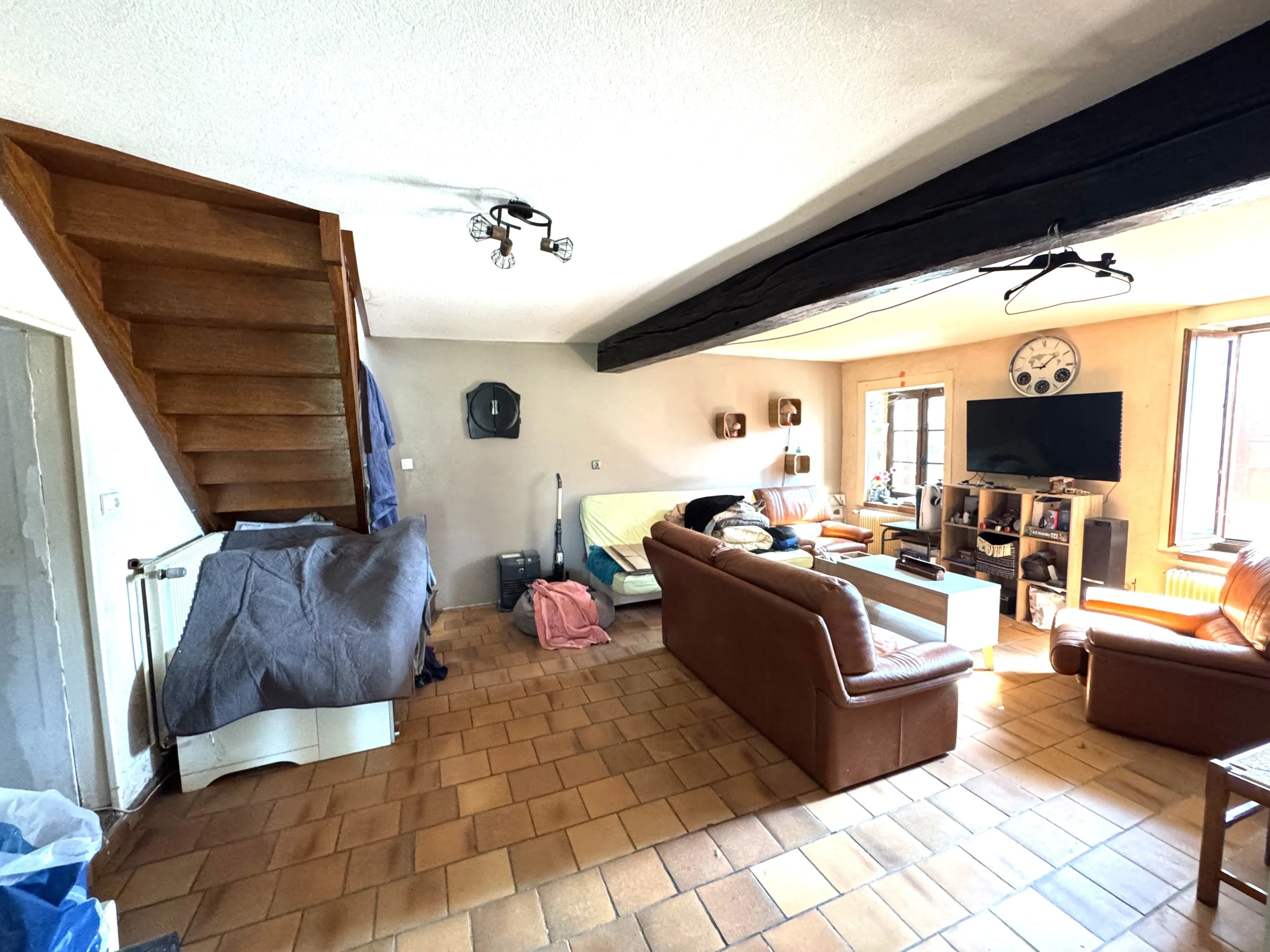 Maison à vendre à Saint-Germain-Lespinasse avec piscine et travaux à prévoir 