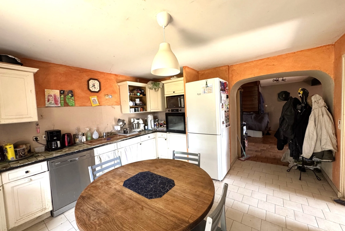 Maison à vendre à Saint-Germain-Lespinasse avec piscine et travaux à prévoir 