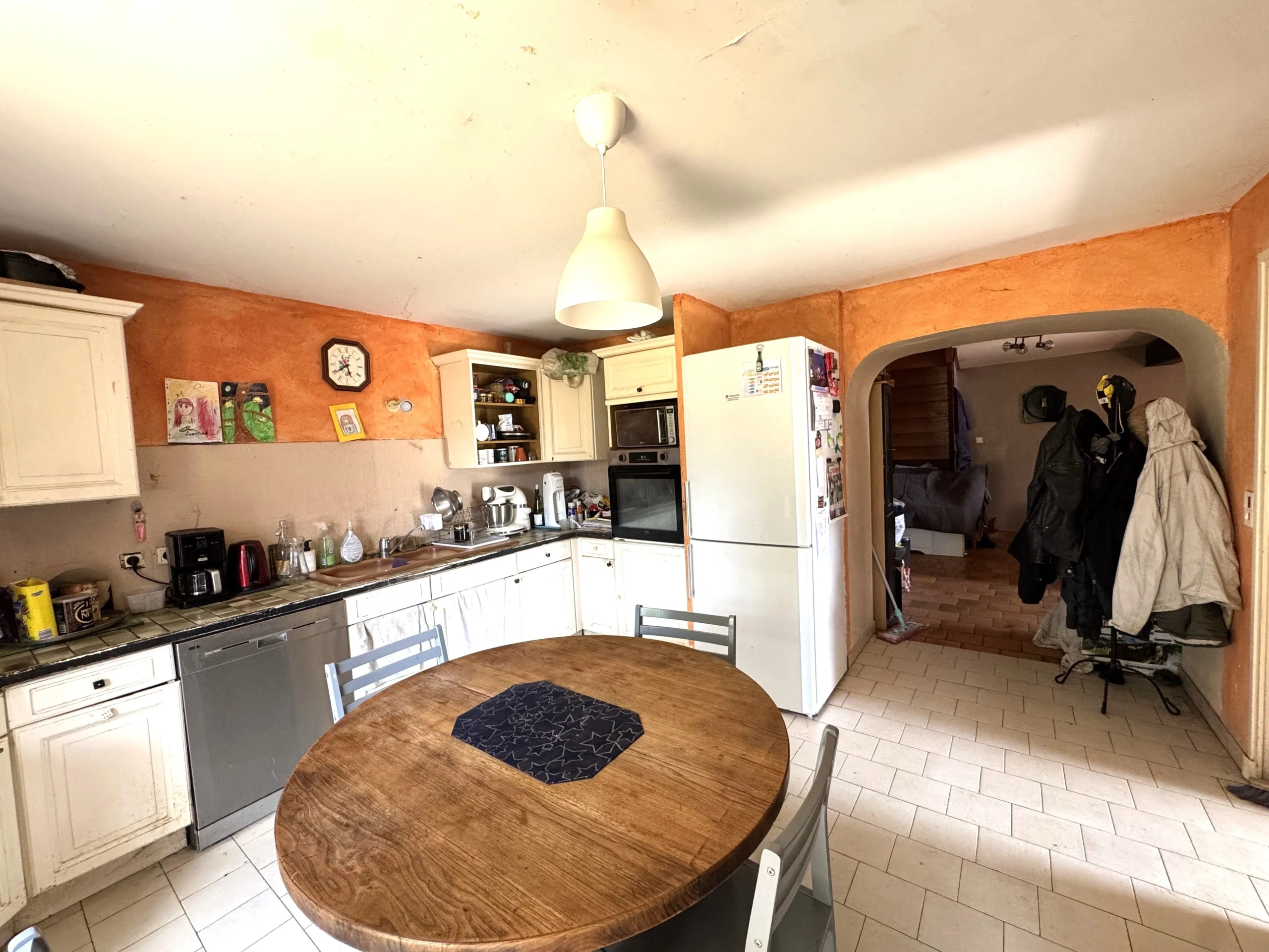 Maison à vendre à Saint-Germain-Lespinasse avec piscine et travaux à prévoir 