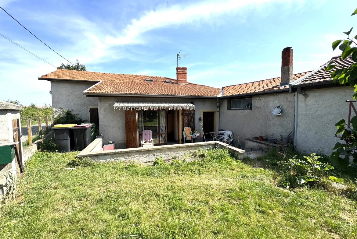 Maison à vendre à Saint-Germain-Lespinasse avec piscine et travaux à prévoir 