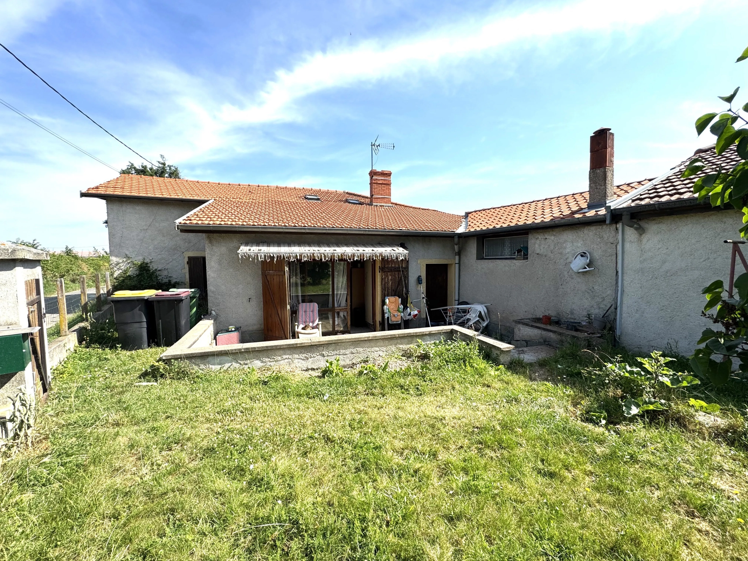 Maison à vendre à Saint-Germain-Lespinasse avec piscine et travaux à prévoir 