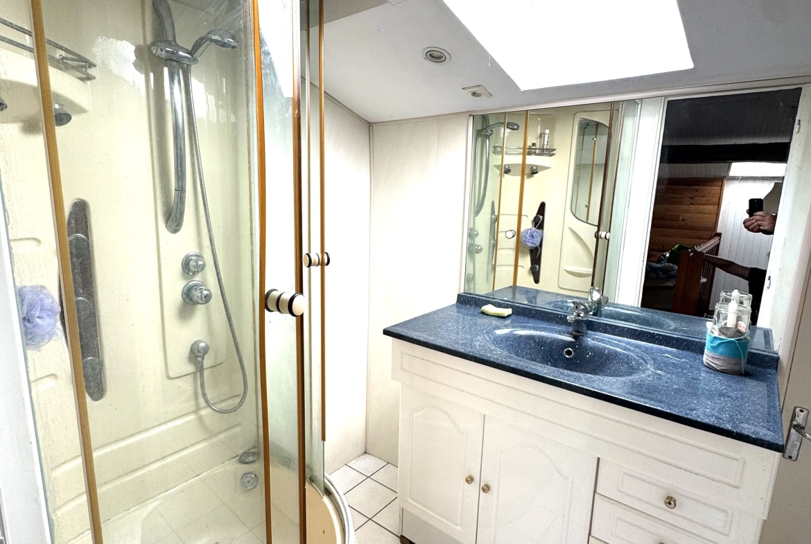 Maison à vendre à Saint-Germain-Lespinasse avec piscine et travaux à prévoir 