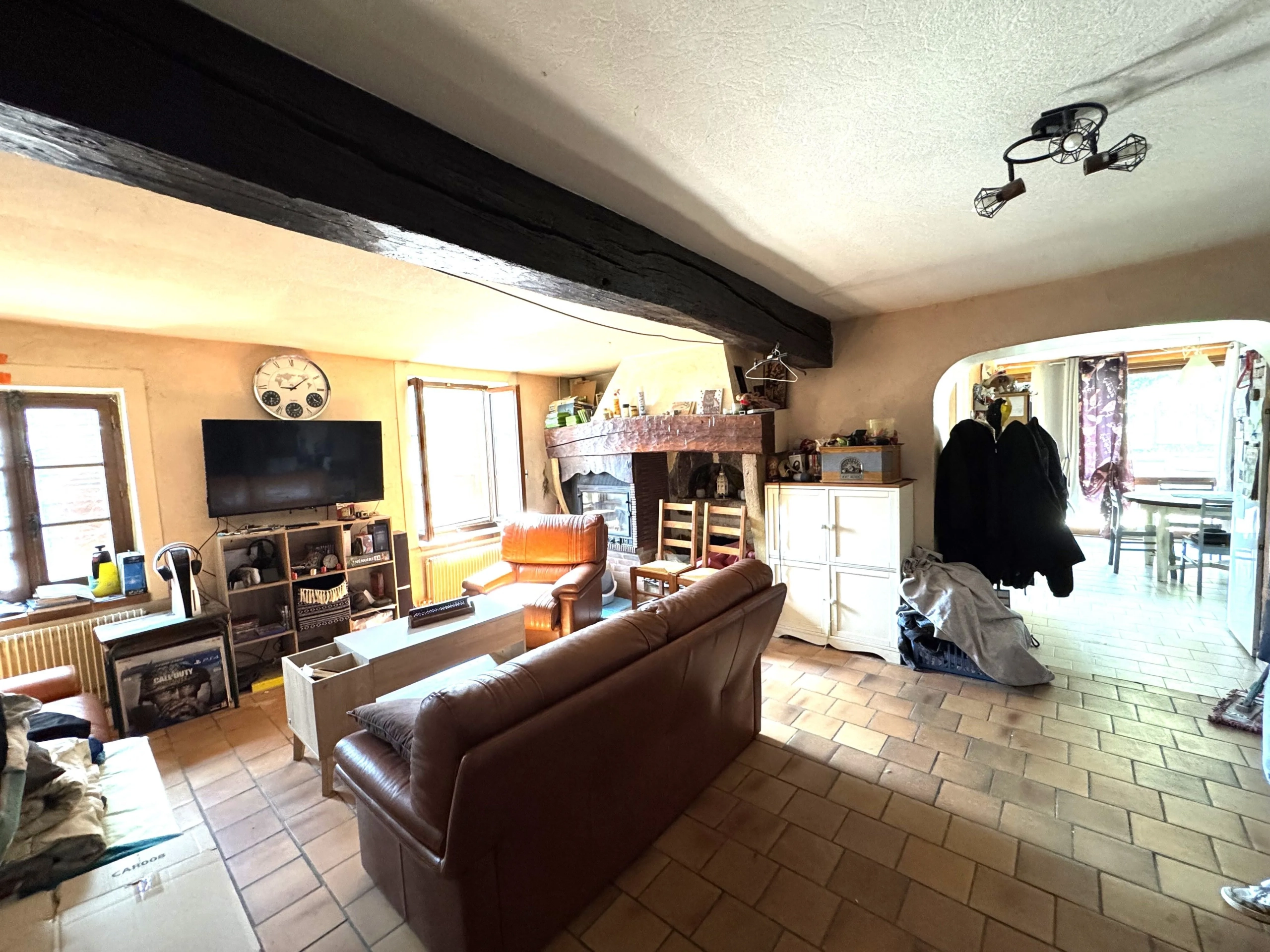 Maison à vendre à Saint-Germain-Lespinasse avec piscine et travaux à prévoir 