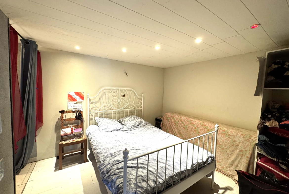 Maison à vendre à Saint-Germain-Lespinasse avec piscine et travaux à prévoir 