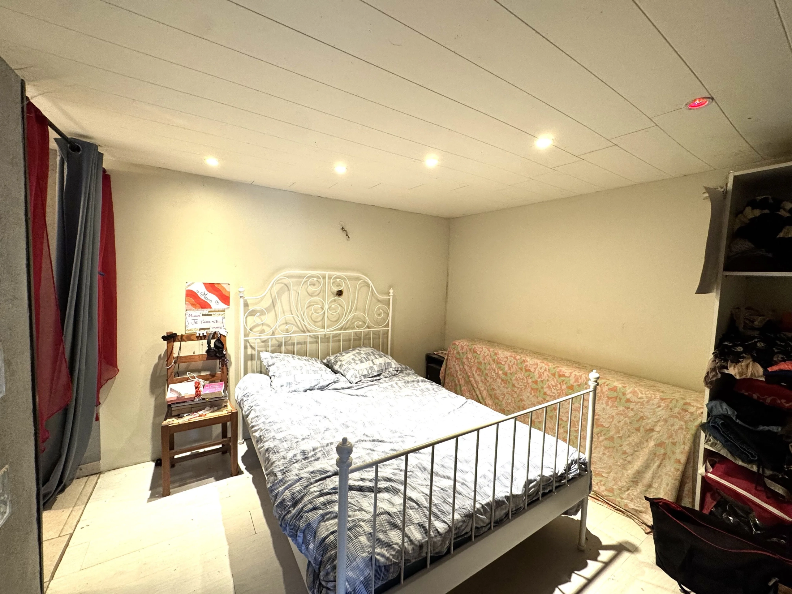 Maison à vendre à Saint-Germain-Lespinasse avec piscine et travaux à prévoir 