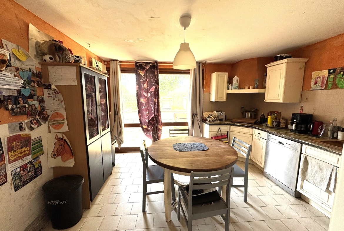 Maison à vendre à Saint-Germain-Lespinasse avec piscine et travaux à prévoir 