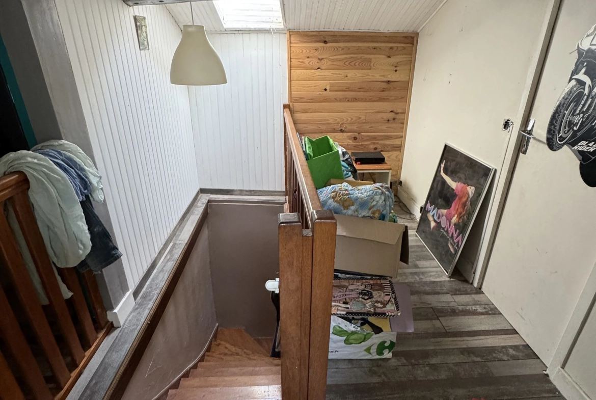 Maison à vendre à Saint-Germain-Lespinasse avec piscine et travaux à prévoir 