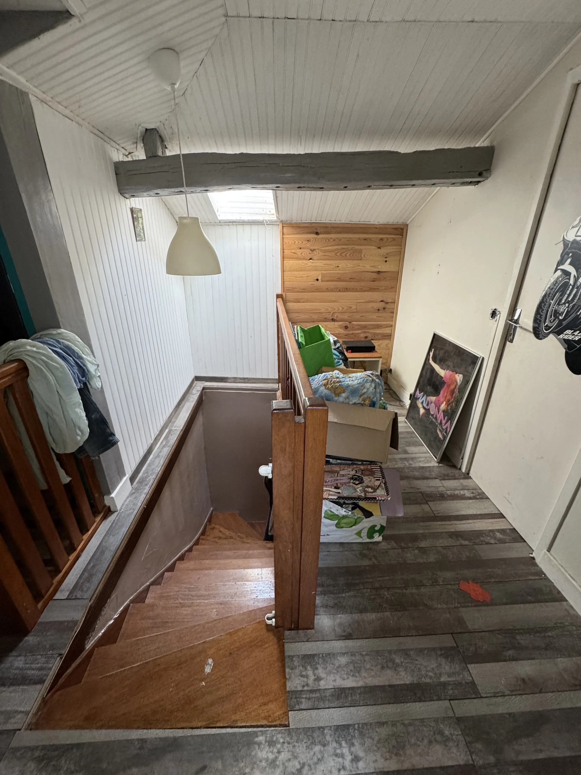 Maison à vendre à Saint-Germain-Lespinasse avec piscine et travaux à prévoir 