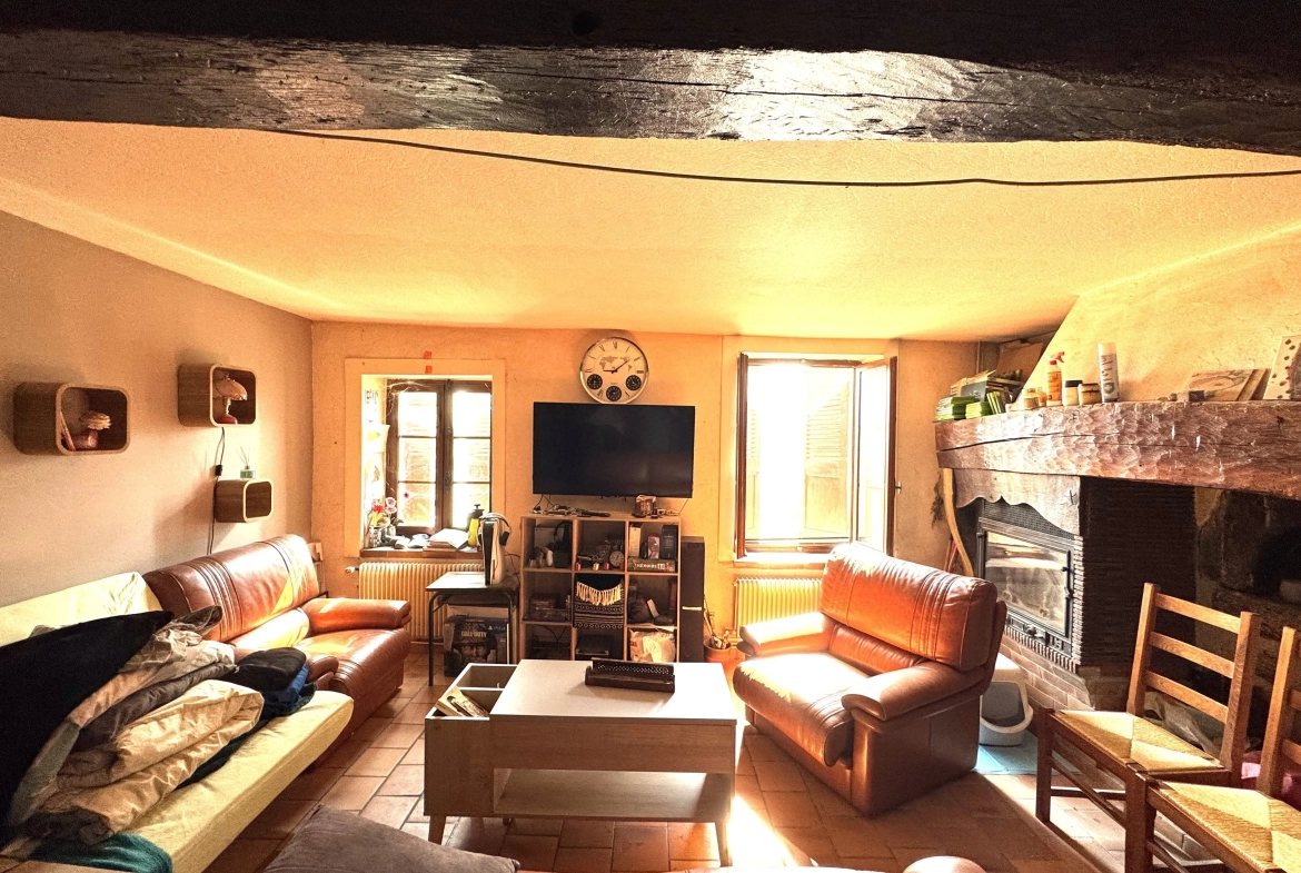 Maison à vendre à Saint-Germain-Lespinasse avec piscine et travaux à prévoir 
