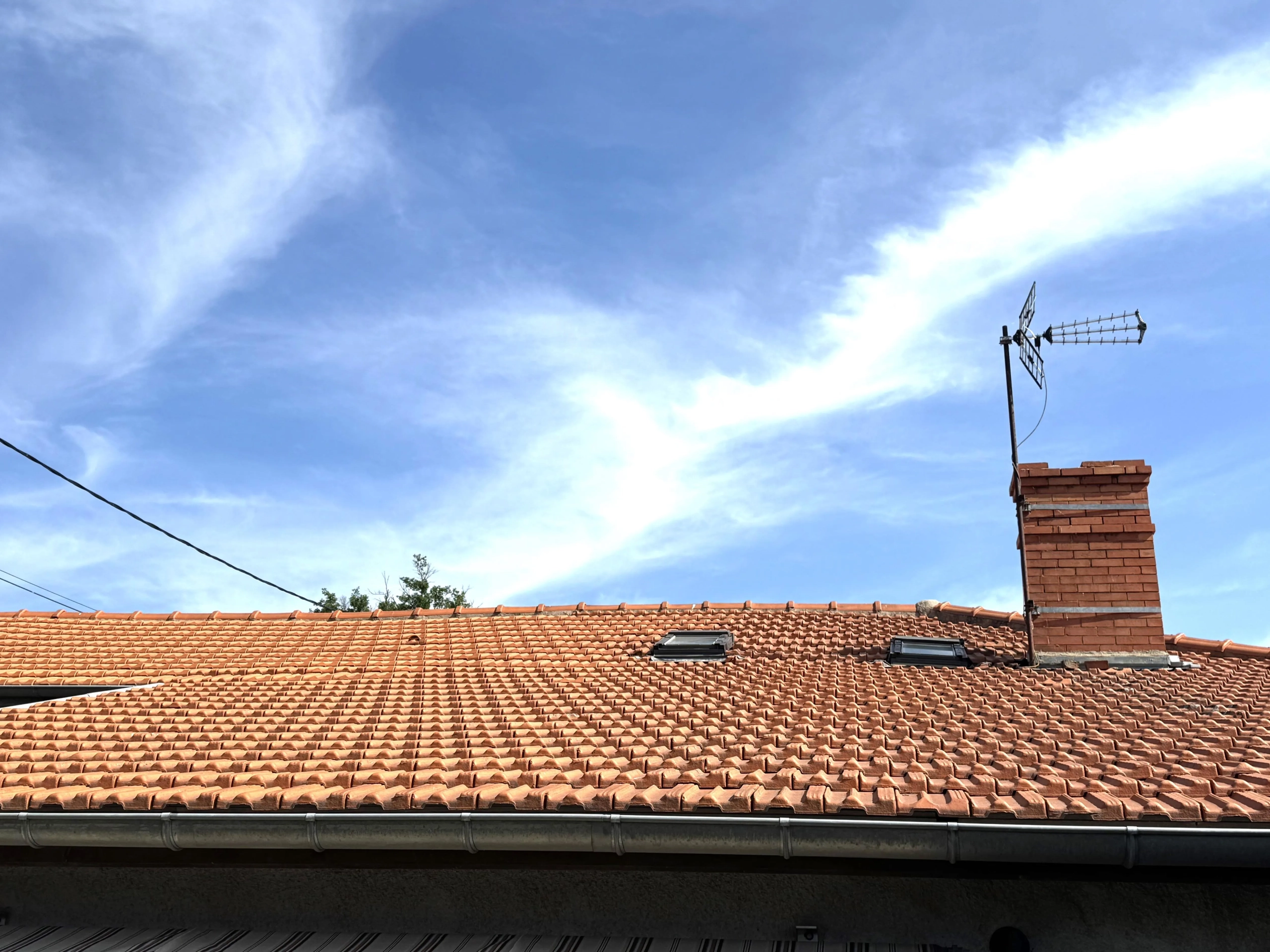 Maison à vendre à Saint-Germain-Lespinasse avec piscine et travaux à prévoir 