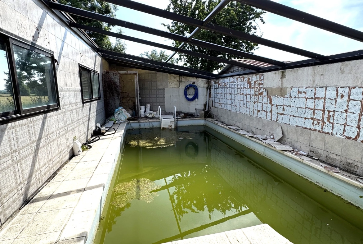 Maison à vendre à Saint-Germain-Lespinasse avec piscine et travaux à prévoir 