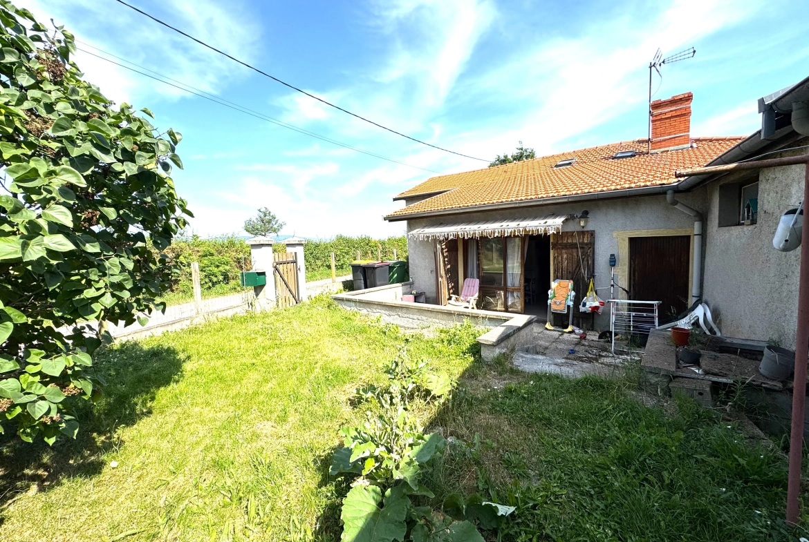Maison à vendre à Saint-Germain-Lespinasse avec piscine et travaux à prévoir 