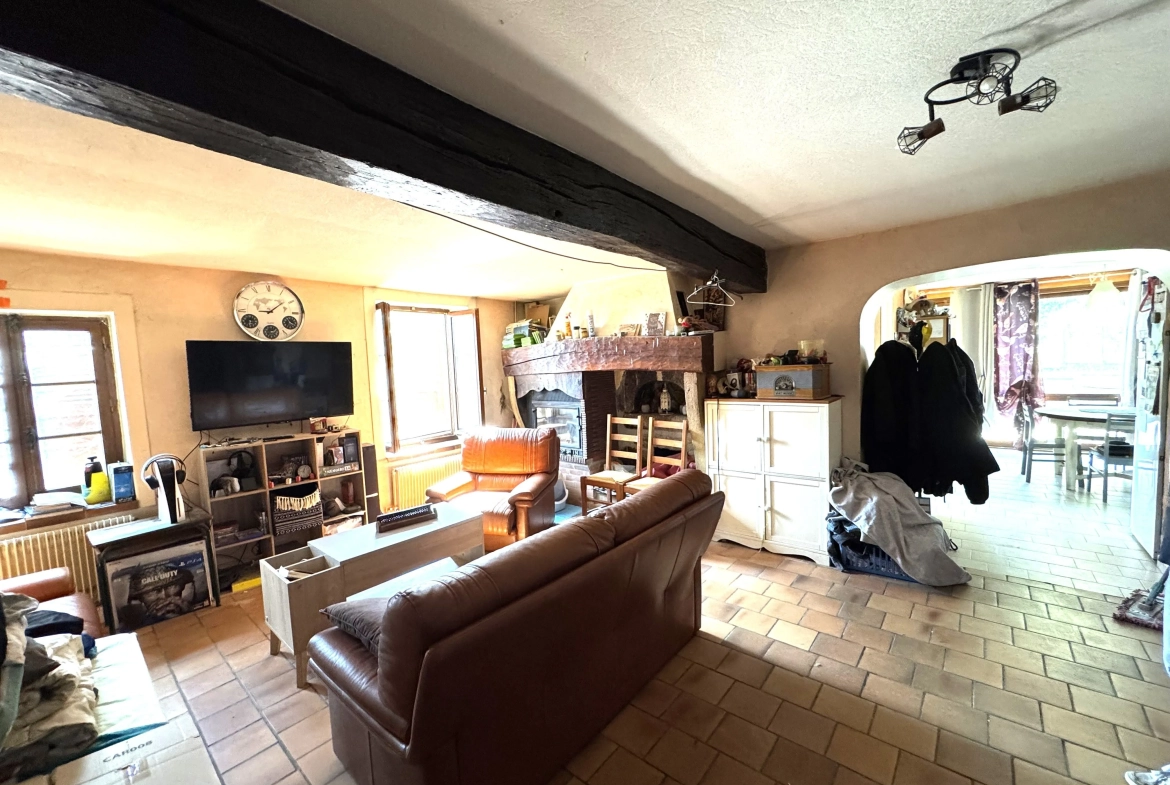 Maison à vendre à Saint-Germain-Lespinasse - 140 m² avec piscine à rénover 