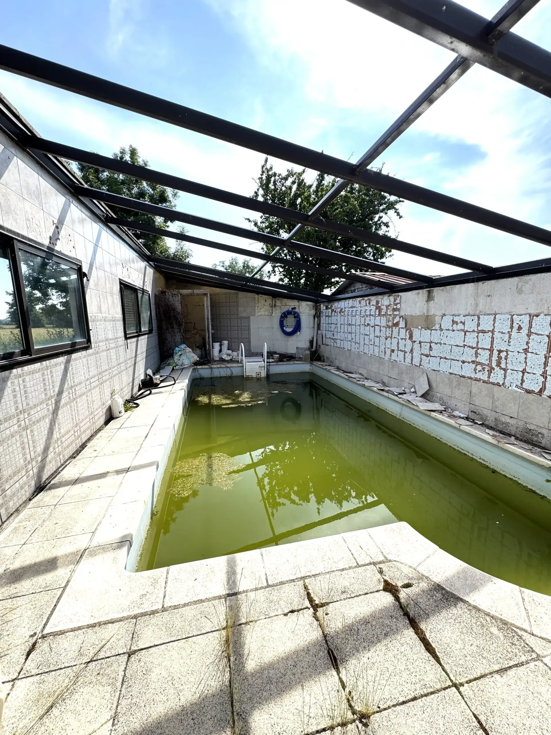 Maison à vendre à Saint-Germain-Lespinasse - 140 m² avec piscine à rénover 