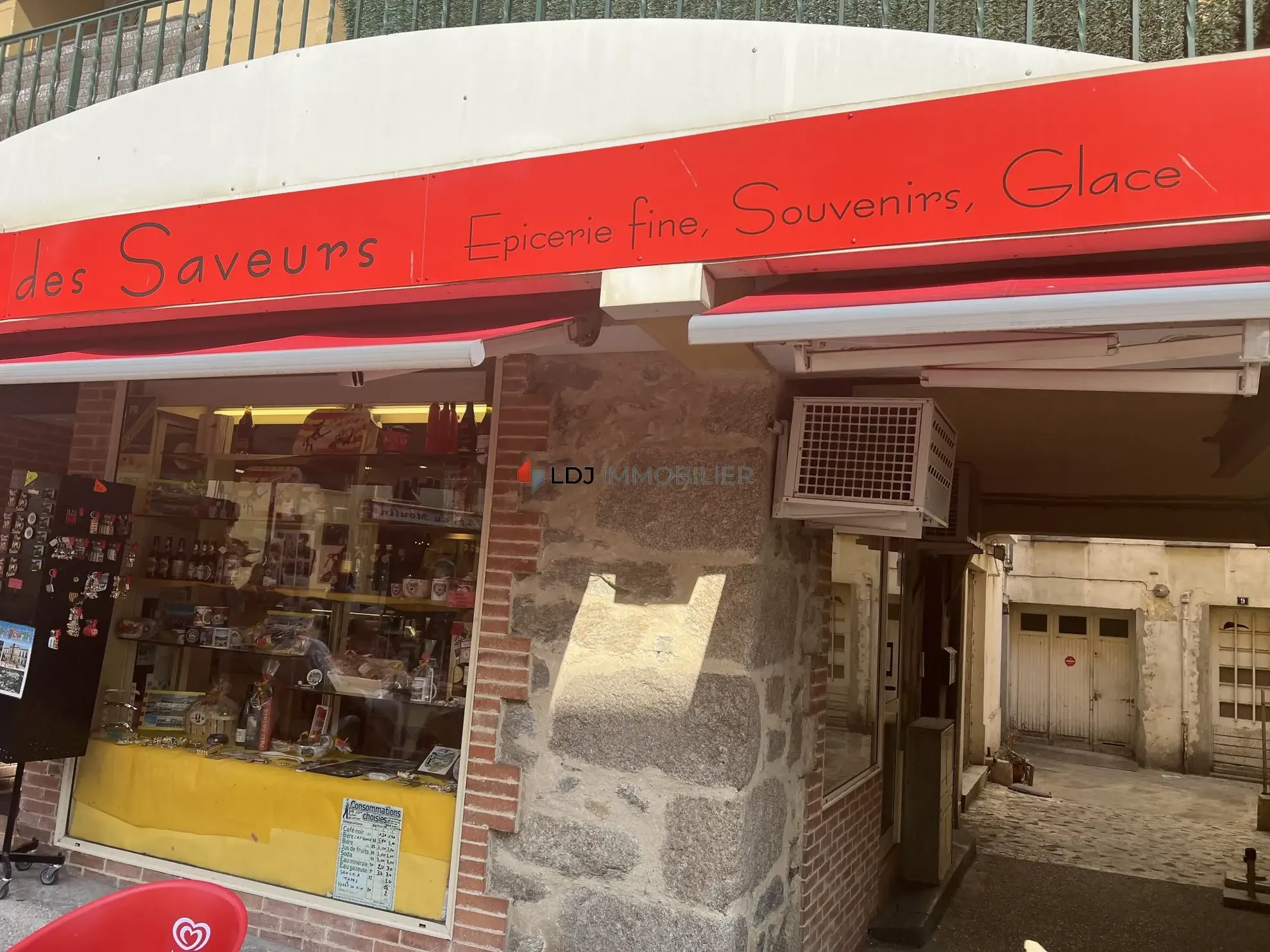 Fonds de commerce à Amélie-les-Bains avec souvenirs, glacier et restauration 