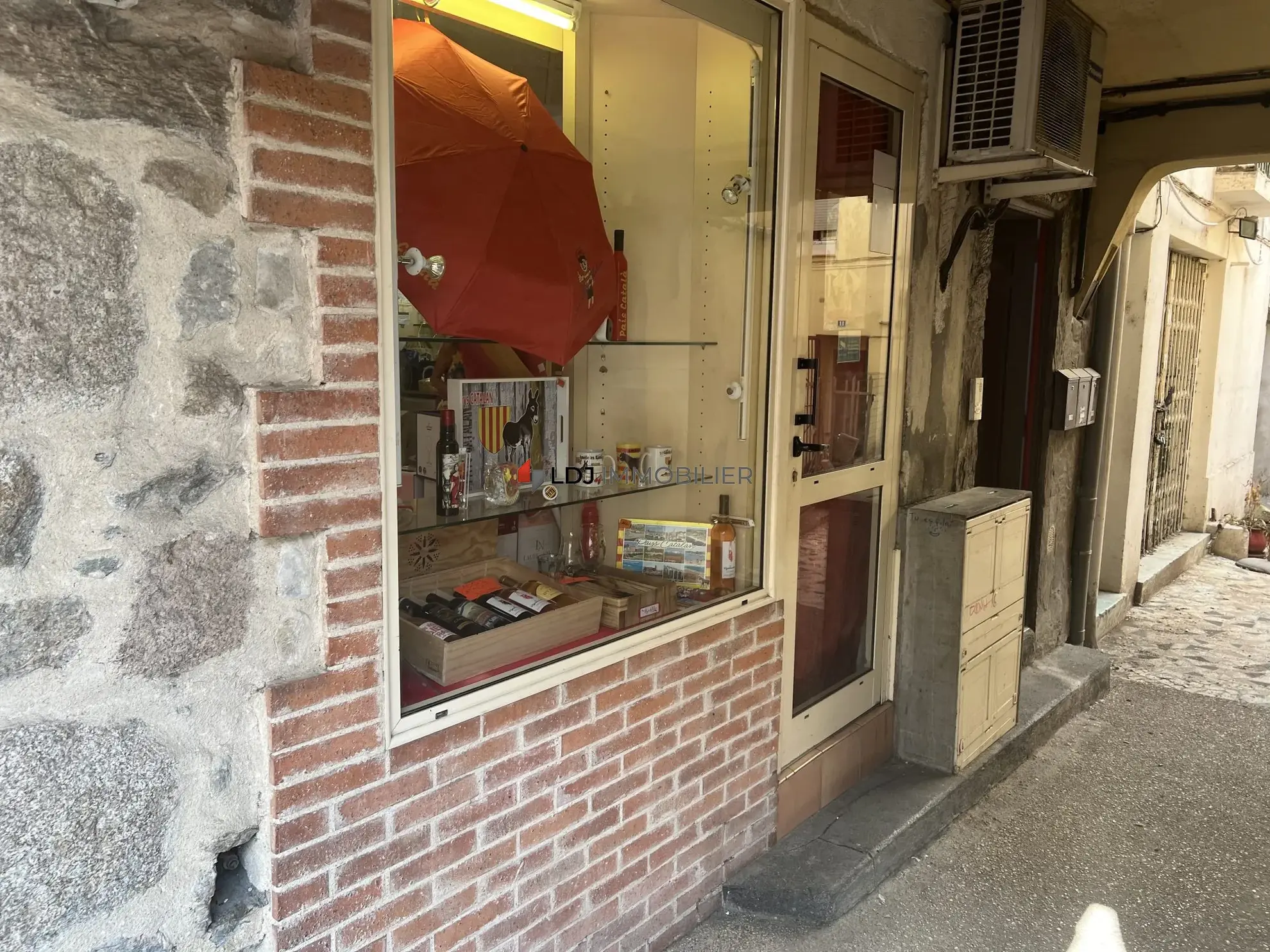 Fonds de commerce à Amélie-les-Bains avec souvenirs, glacier et restauration 