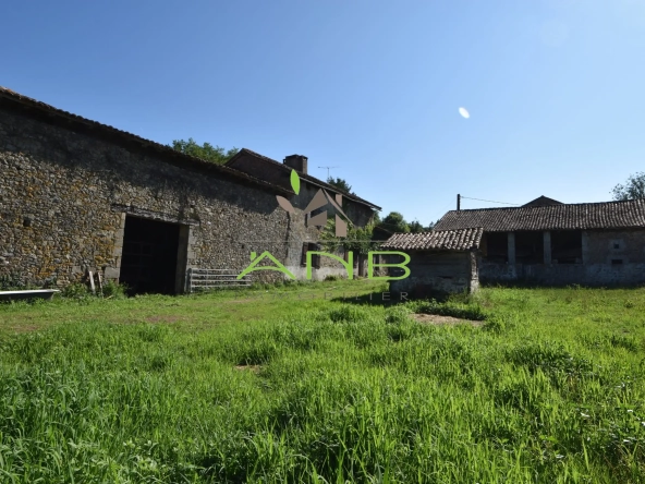 Grande propriété à rénover avec terrain dans le Périgord Vert - Potentiel résidentiel ou équestre