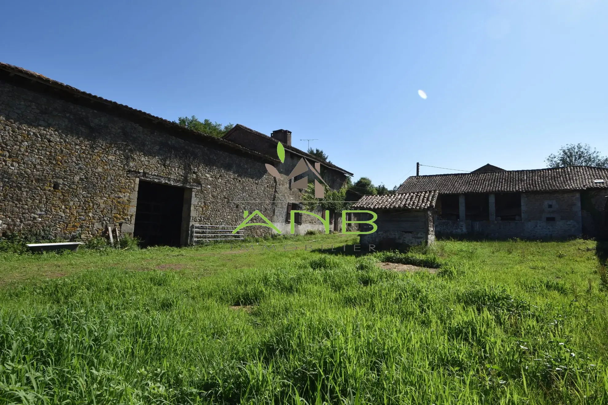 Grande propriété à rénover avec terrain dans le Périgord Vert - Potentiel résidentiel ou équestre 