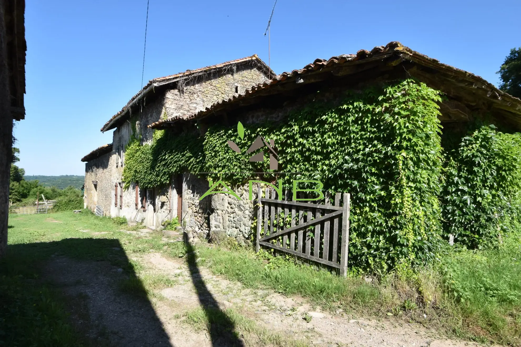 Grande propriété à rénover avec terrain dans le Périgord Vert - Potentiel résidentiel ou équestre 