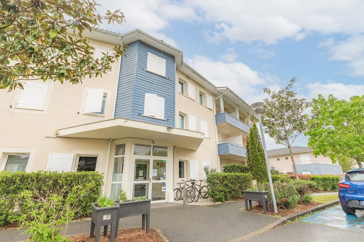 Appartement triplex loué à vendre à Saint-Jean-d'Illac avec rendement attractif 
