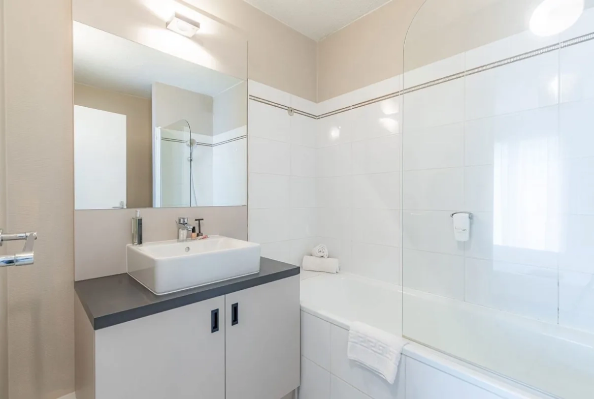 Appartement triplex loué à vendre à Saint-Jean-d'Illac avec rendement attractif 