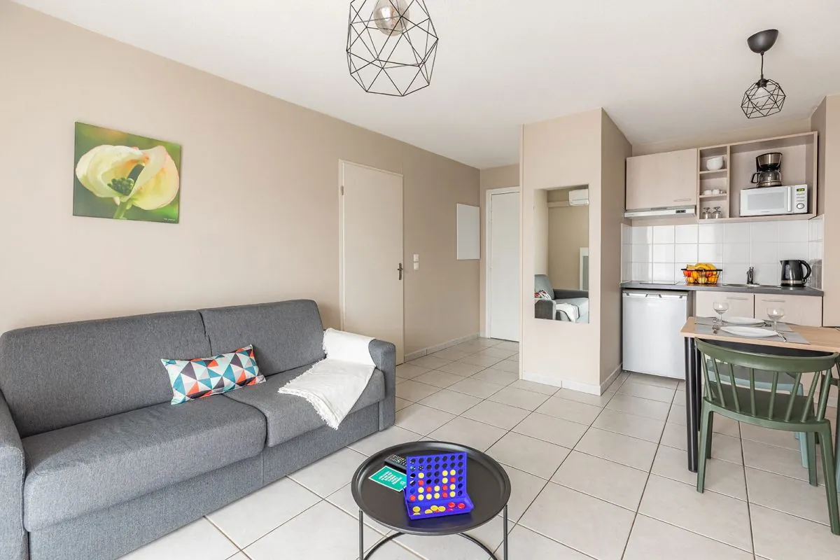 Appartement triplex loué à vendre à Saint-Jean-d'Illac avec rendement attractif 