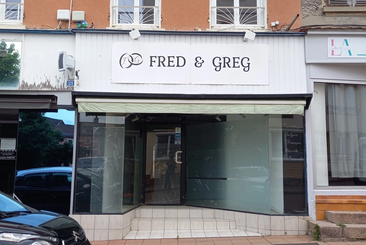 Local commercial de 54 m² à vendre à Chauffailles, facile à stationner 