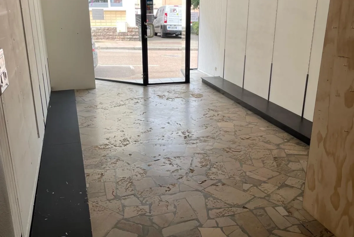 Local commercial de 54 m² à vendre à Chauffailles, facile à stationner 