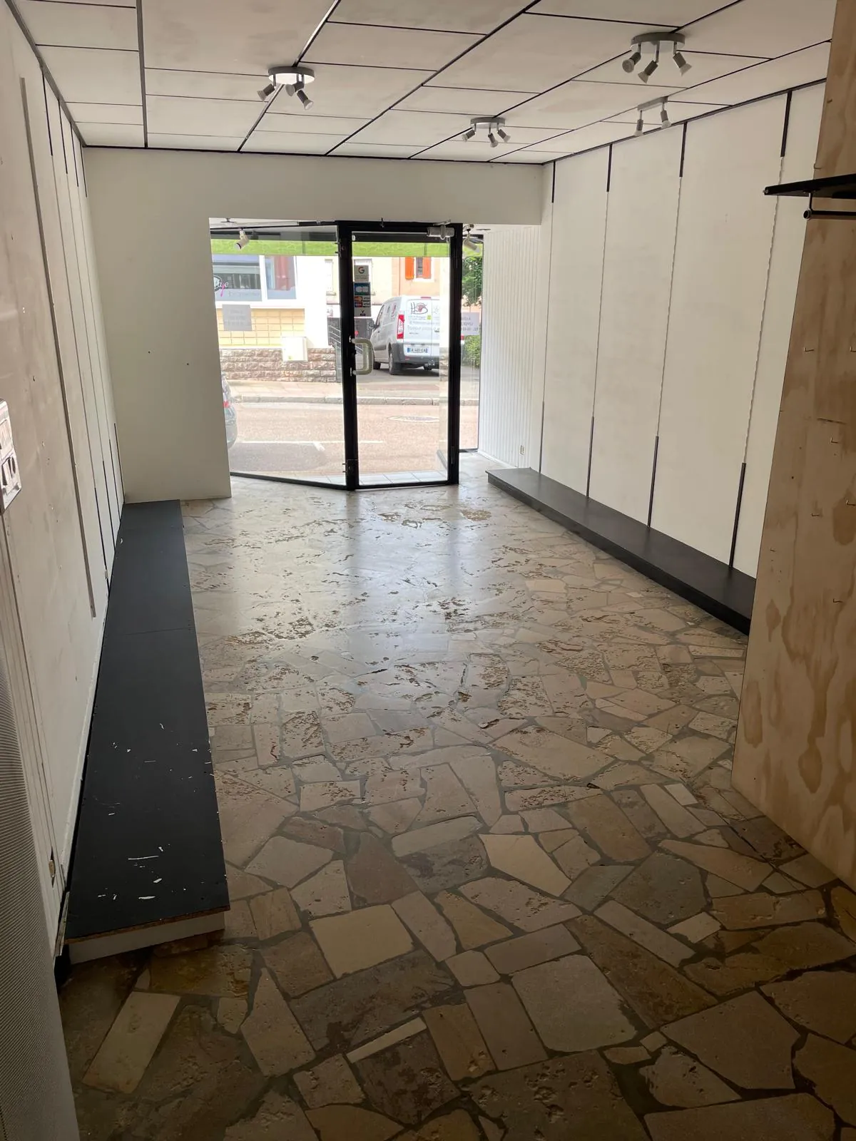 Local commercial de 54 m² à vendre à Chauffailles, facile à stationner 
