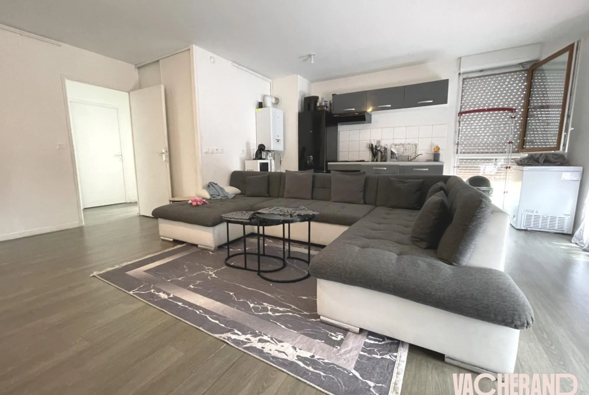Appartement T3 avec terrasse à Lille SUD - Dernier étage, parking, proximité commodités 