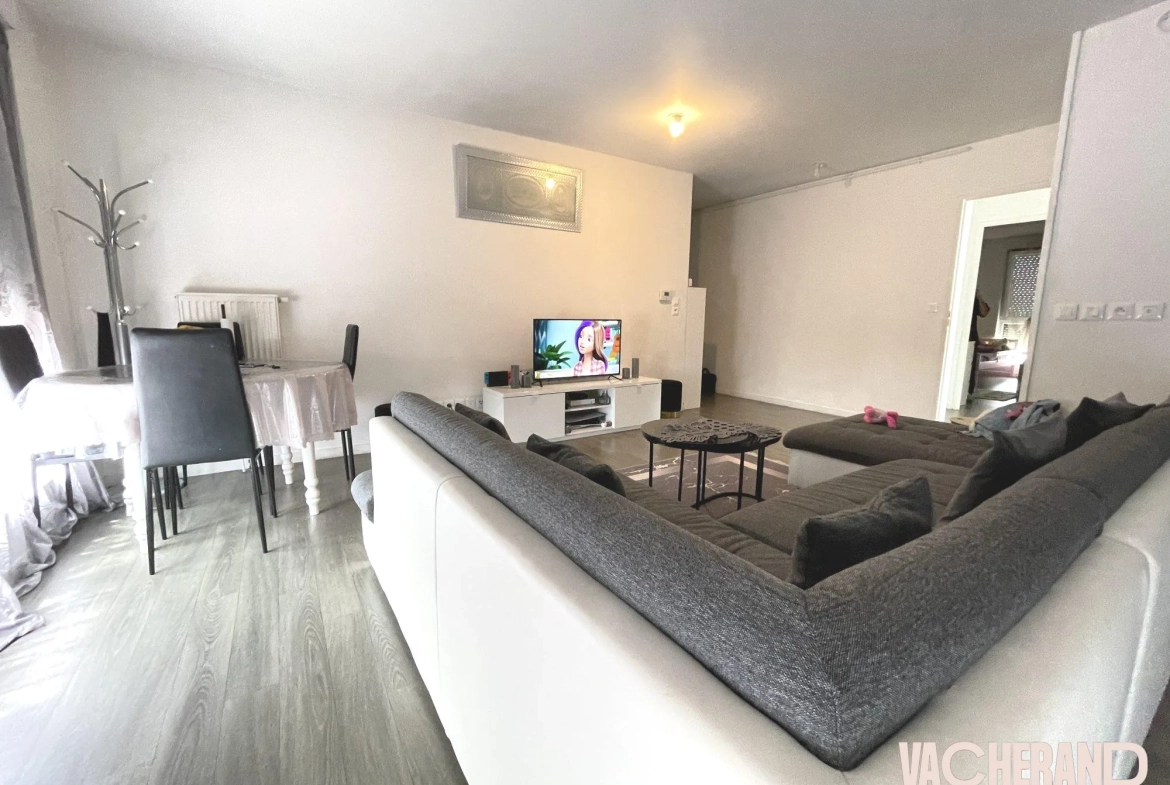 Appartement T3 avec terrasse à Lille SUD - Dernier étage, parking, proximité commodités 