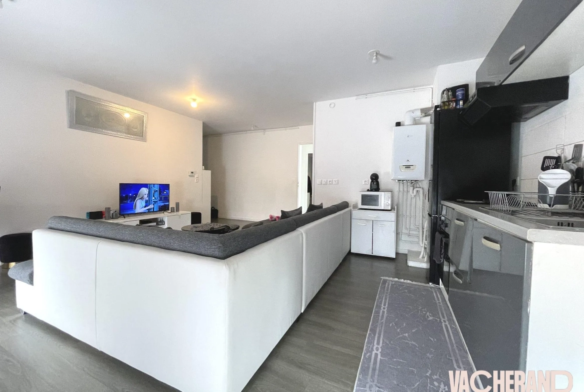 Appartement T3 avec terrasse à Lille SUD - Dernier étage, parking, proximité commodités 