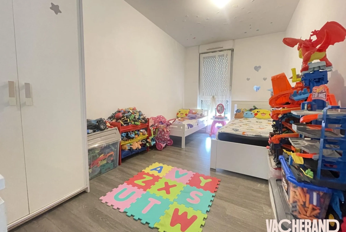 Appartement T3 avec terrasse à Lille SUD - Dernier étage, parking, proximité commodités 