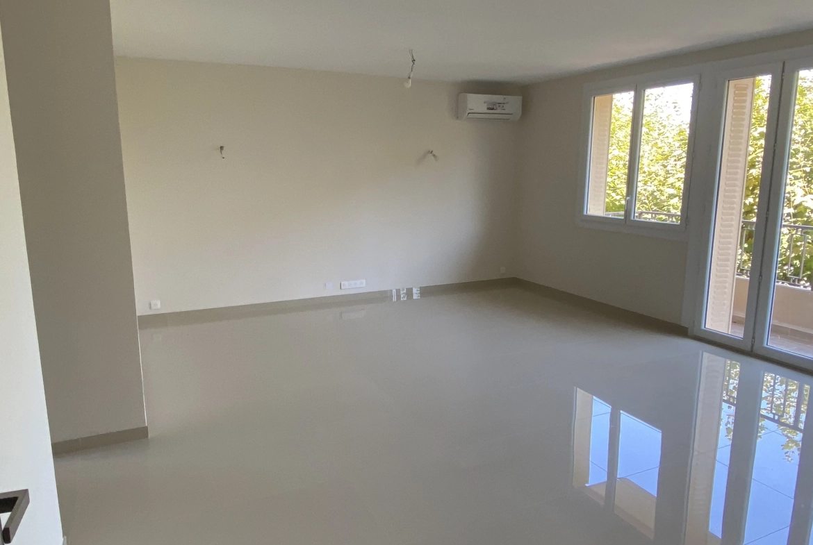 Appartement rénové de 75 m² avec 3 chambres à Frejus - Calme et proximité des commodités 