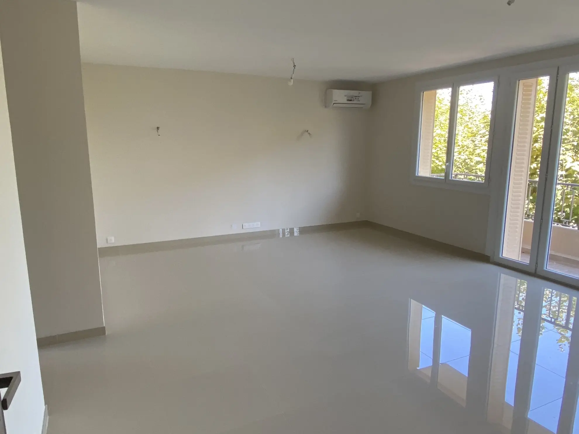 Appartement rénové de 75 m² avec 3 chambres à Frejus - Calme et proximité des commodités 