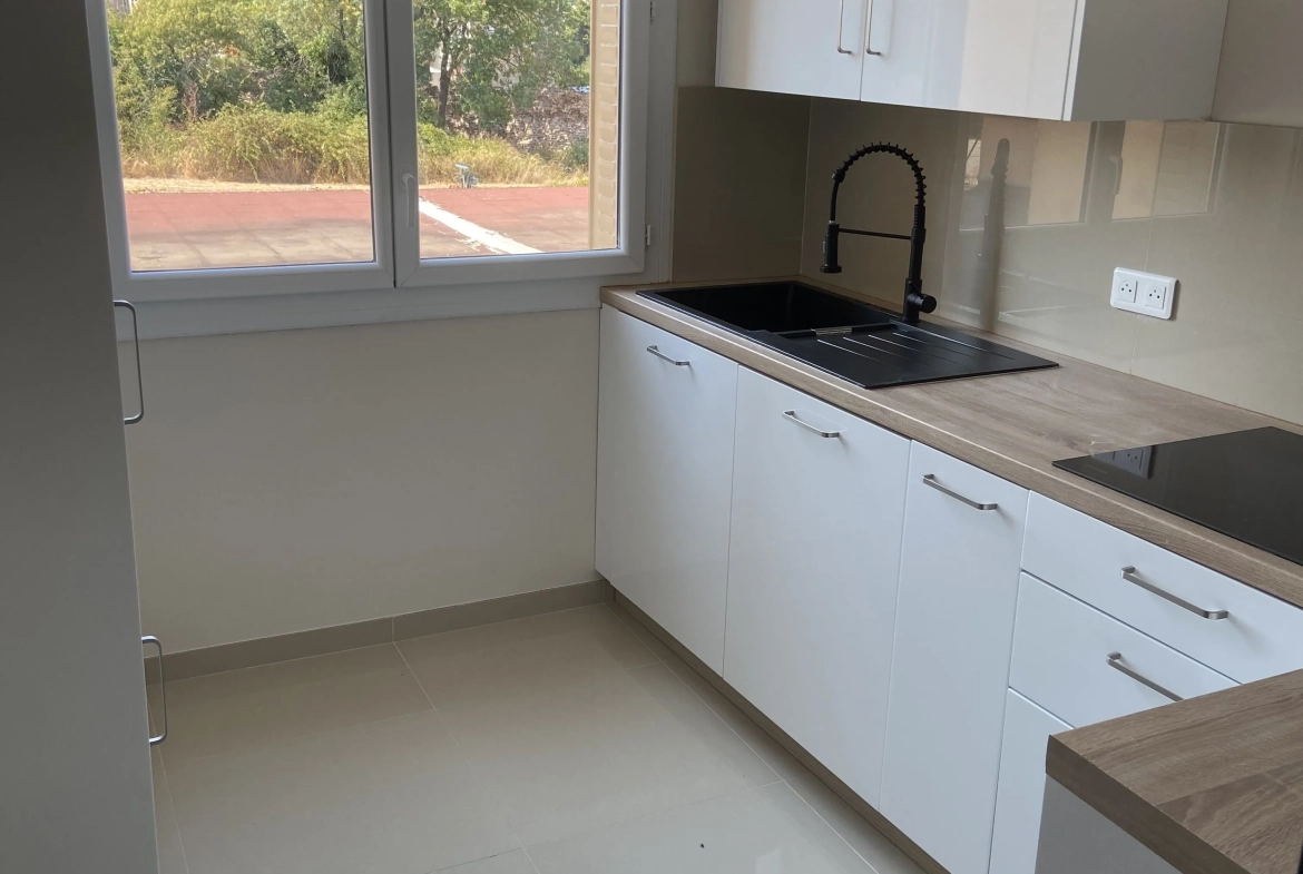 Appartement rénové de 75 m² avec 3 chambres à Frejus - Calme et proximité des commodités 