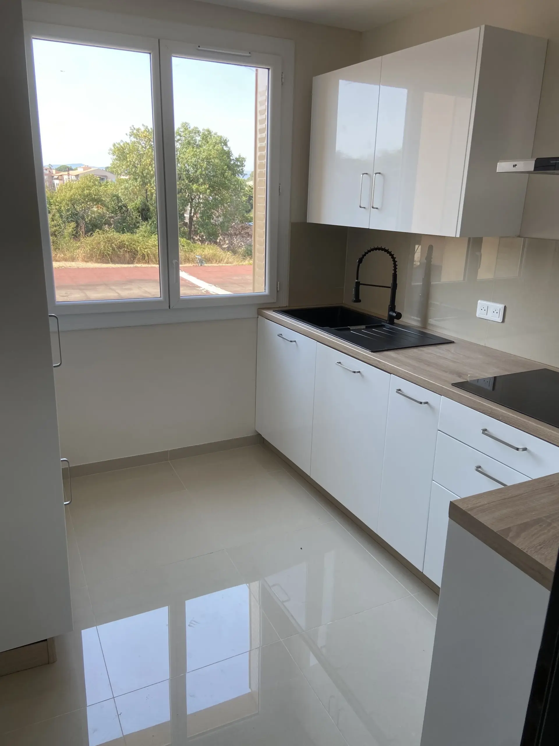 Appartement rénové de 75 m² avec 3 chambres à Frejus - Calme et proximité des commodités 