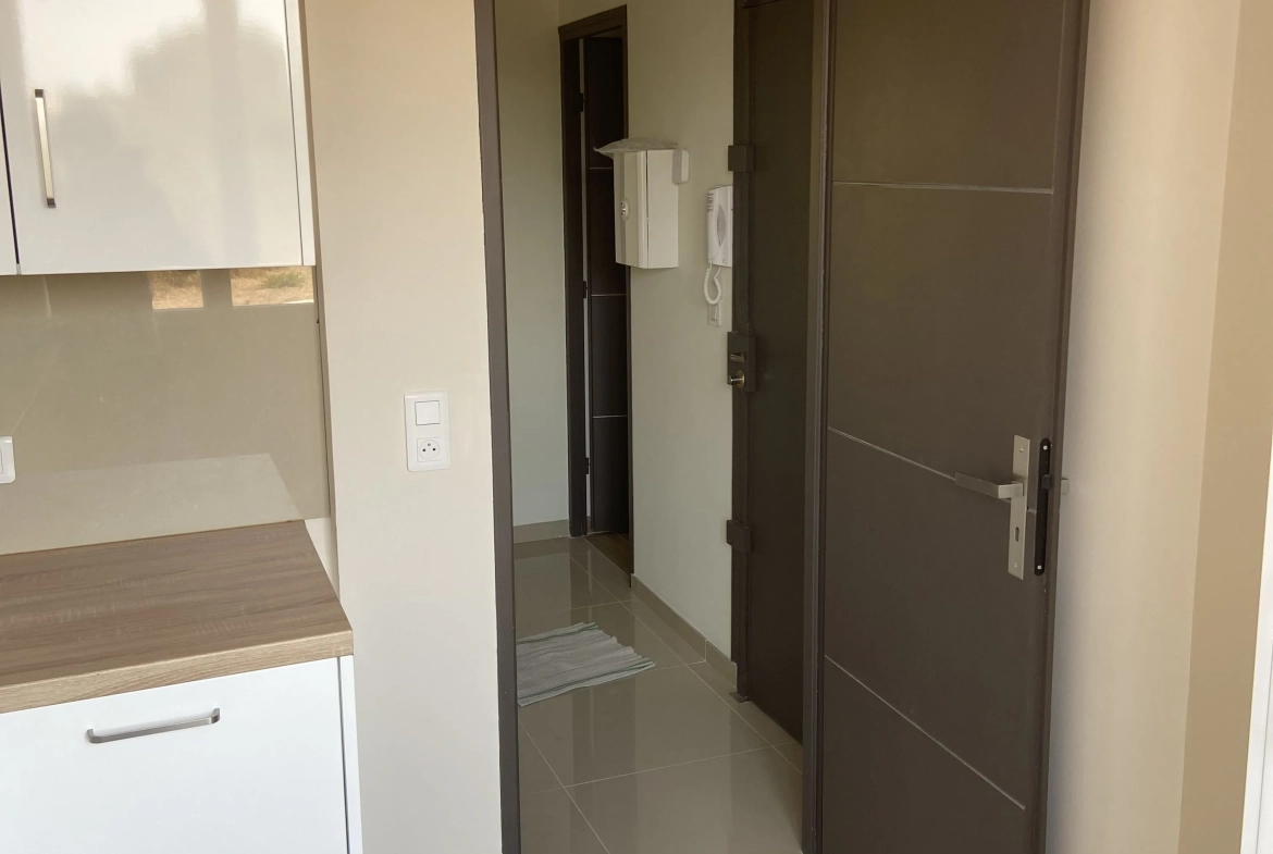 Appartement rénové de 75 m² avec 3 chambres à Frejus - Calme et proximité des commodités 