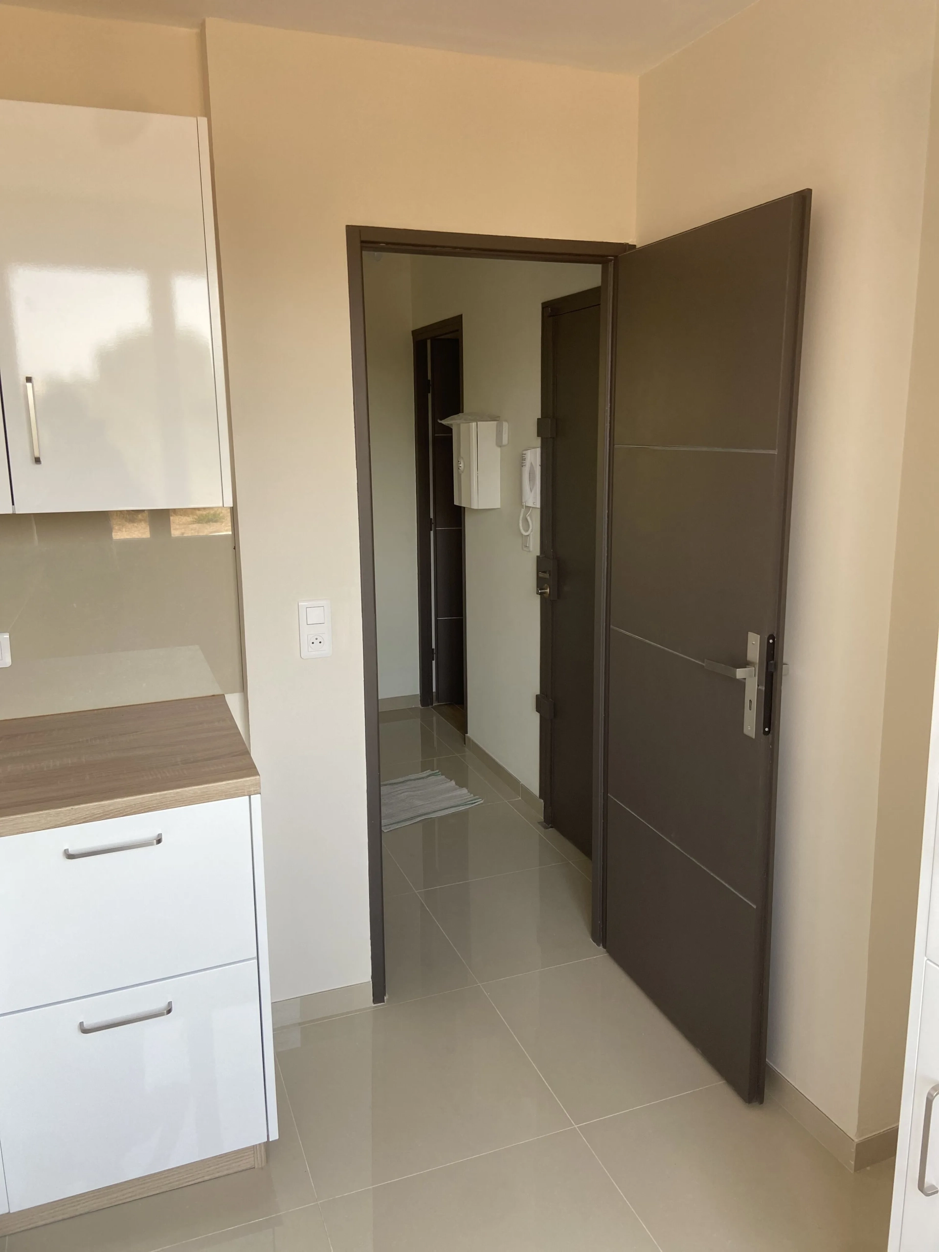 Appartement rénové de 75 m² avec 3 chambres à Frejus - Calme et proximité des commodités 