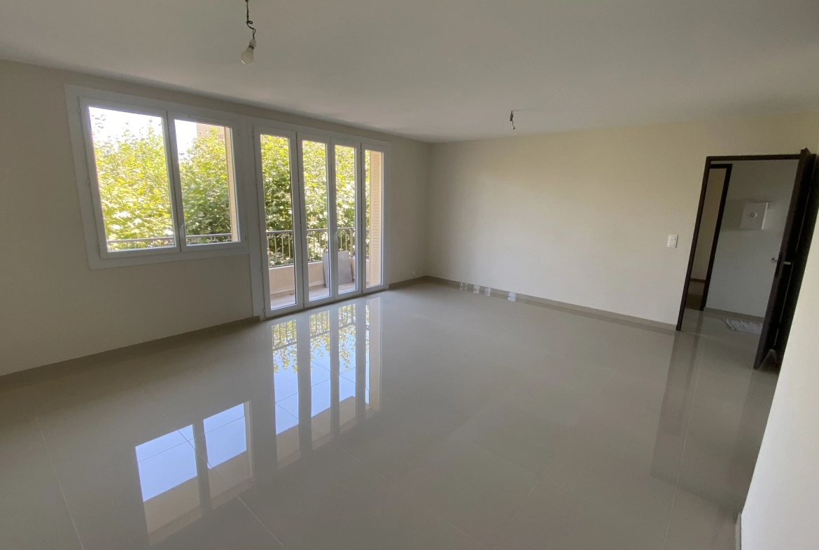 Appartement rénové de 75 m² avec 3 chambres à Frejus - Calme et proximité des commodités 