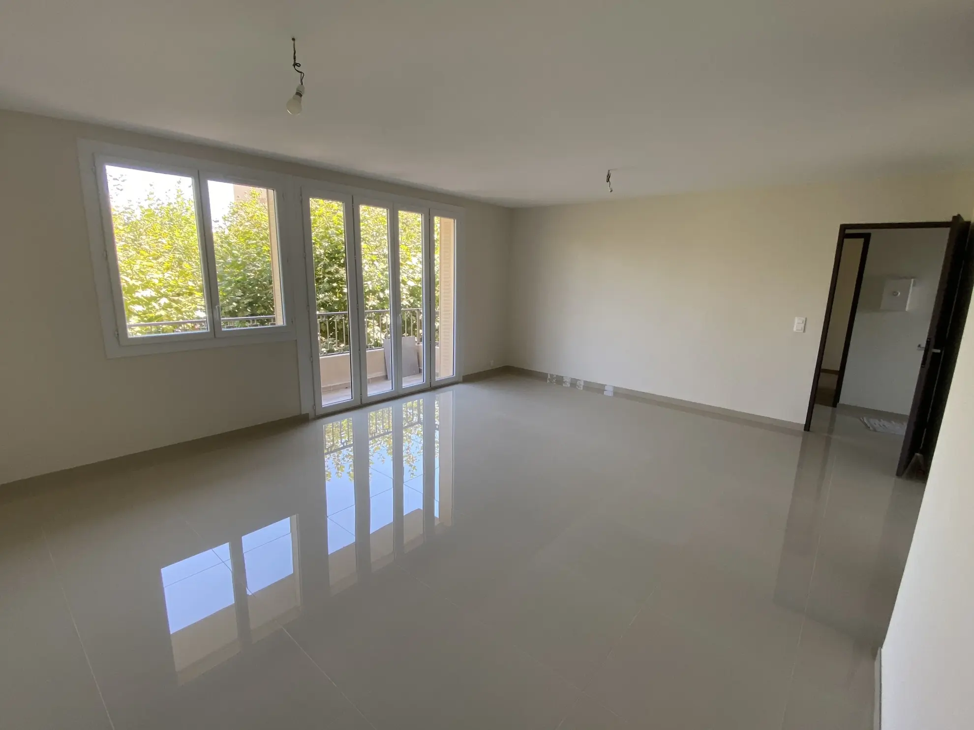 Appartement rénové de 75 m² avec 3 chambres à Frejus - Calme et proximité des commodités 
